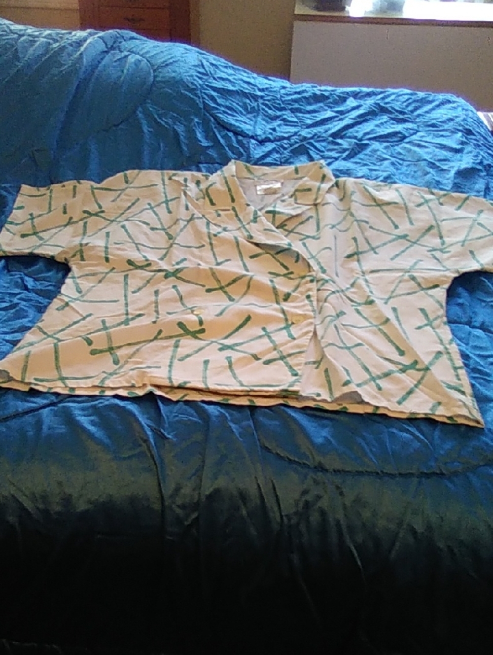 Women's Short-Sleeve Casual Button-Up Shirt in Cream with Green Print